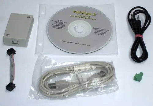 Kabelsatz für DAIKIN-Steuerung, bestehend aus einem USB-Kabel, Anschlussstecker, einem Datenkabel und einer CD mit Treibern und Installationsanleitung.